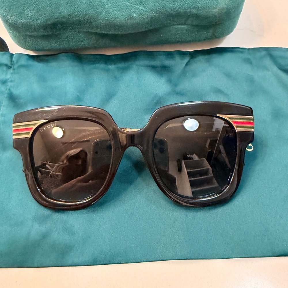 Gucci Black Sunglasses with Red-Green Stripe and Gold Accents - Picture 5 of 7